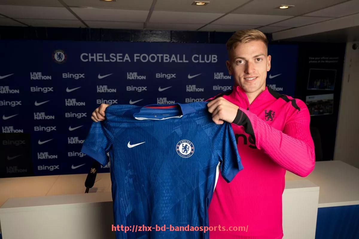 半岛体育-德甲各球队队服颜色解析及历史变迁盘点